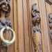 Foto 8. Racchiuso in una doppia cornice in cemento chiaro con arco a tutto sesto e una chiave di volta a testa di leone, il portone liberty presente in ognuna delle quattro ante una figura femminile stilizzata (Foto di Gennaro Gargiulo)